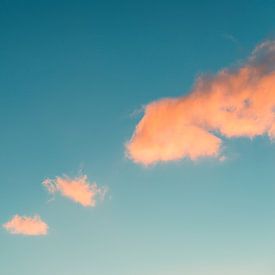 3 wolken en 1 vliegtuig by Reno  van Dijk