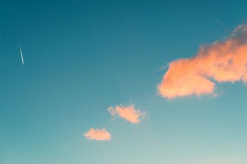 3 wolken en 1 vliegtuig sur Reno  van Dijk