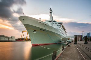 SS Rotterdam bei Sonnenuntergang