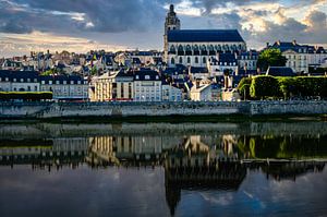 Spiegelung von Blois am Ufer der Loire in Frankreich
