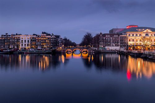 Zicht over de rivier de Amstel in Amsterdam