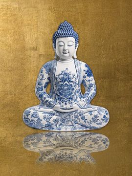 Der delftblaue Buddha steht auf einem luxuriösen goldenen Hintergrund für einen modernen Look. von Mijke Konijn