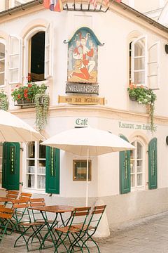 Schattig cafe in Salzburg, Oostenrijk van Vildan Ersert