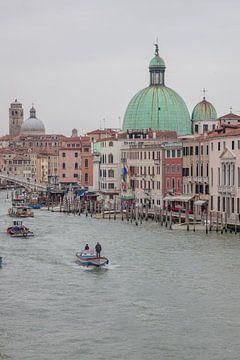 Oude panden aan kanaal in oude centrum van Venetie, Italie