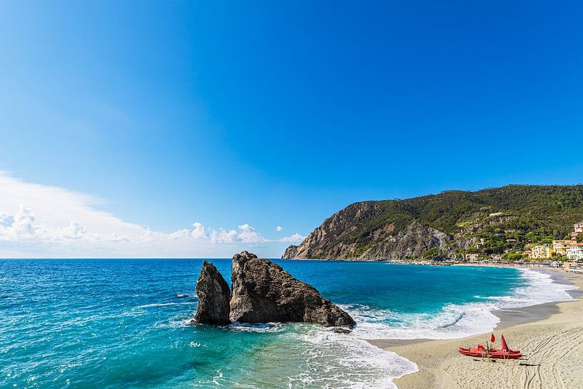 Strand in Monterosso al Mare aan de Middellandse Zeekust in Italië van Rico Ködder