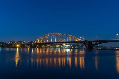 De mooie romantische Waalbrug in Nijmegen tijdens de schemering
