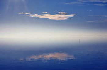 Schwebende Wolke – Spiegelbild auf stillem Wasser