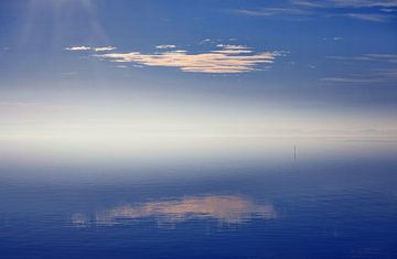 Drijvende wolk - reflectie op stilstaand water