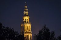 Foto van een verlichte Martinitoren in Groningen.
