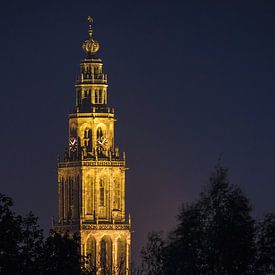 Foto van een verlichte Martinitoren in Groningen. van Vincent Alkema