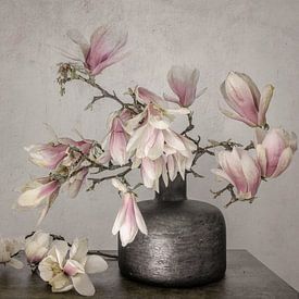 Stilleven met bloemen. Magnolia. Roze. Lente. van Alie Ekkelenkamp