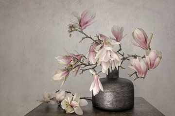 Stilleven met bloemen. Magnolia. Roze. Lente. van Alie Ekkelenkamp