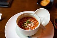 Soupe de tomates fraîche et végétarienne dans un restaurant