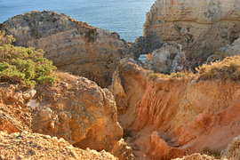 Les falaises calcaires chatoyantes de la Ponta da Piedade, en Algarve
