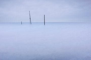 Angelruten im Meer bei Einbruch der Dunkelheit 1 | Blau, Langzeitbelichtung, Minimal Art, Niederland von Merlijn Arina Photography