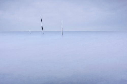 Visstokken in zee tegen het vallen van de avond 1 | Blauw, Long Exposure, Minimal Art, Nederland