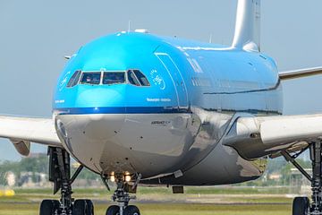 KLM Airbus A330-200 met een bijzonder verhaal. van Jaap van den Berg