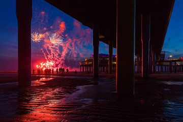 Vuurwerk op de zee bij Scheveningen Pier  van Dexter Reijsmeijer