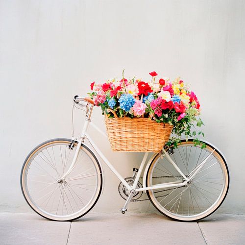 Bloemenwiel met mand in wit