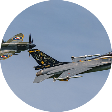 Flyby Supermarine Spitfire en General Dynamics F-16. van Jaap van den Berg