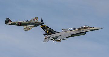 Vorbeiflug der Supermarine Spitfire und der General Dynamics F-16. von Jaap van den Berg