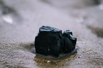 Zwarte steen von Esther Tonnaer