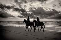 zonsondergang met paard en ruiter op het strand van eric van der eijk thumbnail