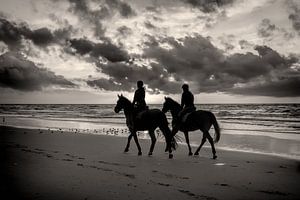 Sonnenuntergang Pferd und Reiter am Strand von eric van der eijk