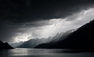 Regenwolken über Fjord von Jesse Meijers