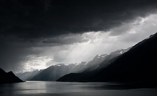 Regenwolken boven fjord