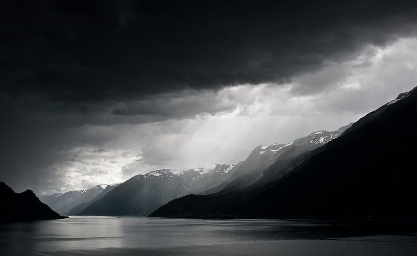 Regenwolken boven fjord van Jesse Meijers