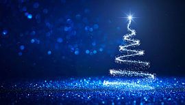 Kerstboom tegen een blauwe achtergrond