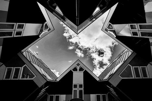 Vue de face des maisons cubiques en noir et blanc sur Rita Phessas