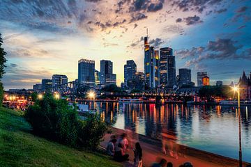 Evening atmosphere in front of the skyline in Frankfurt am Main by Jürgen Wiesler