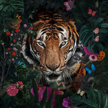 Portrait d'un tigre dans la jungle parmi les fleurs et les papillons sur John van den Heuvel
