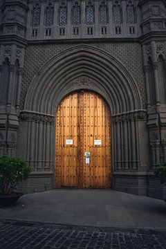 deur naar de kerk in Arehucas gran Canaria van 7.2 Photography