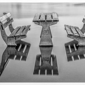 Picknick met natte voeten. Reflecties. Wet picknick by Han Kedde