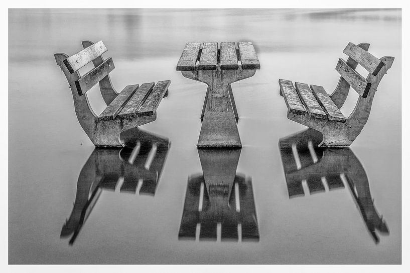 Picknick met natte voeten. Reflecties. Wet picknick by Han Kedde