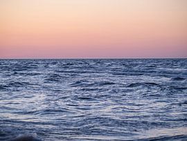 vagues agitées de la mer sous l'horizon du soir II