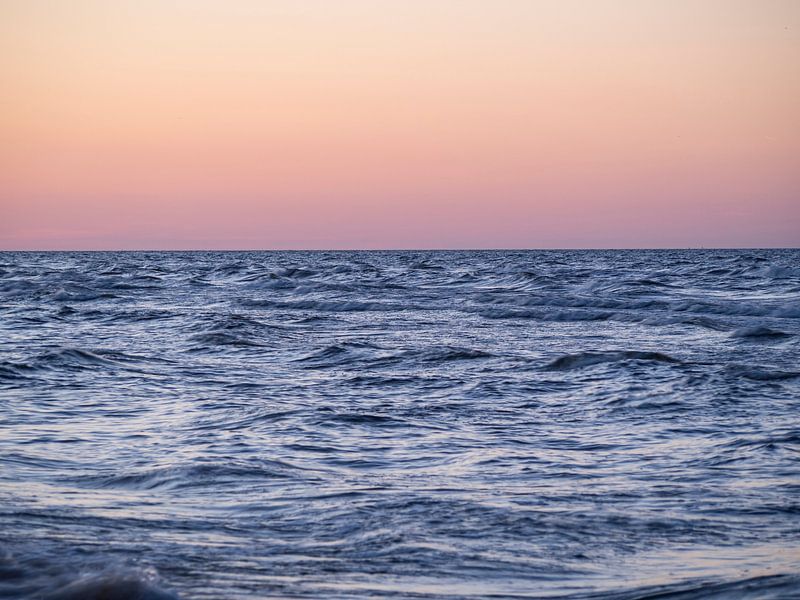 unruhige Meereswellen unter abendlichen Horizont II von Jörg B. Schubert