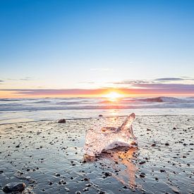 Morceau de glace en forme de diamant sur la plage de Diamond Beach, Islande sur Wendy van Kuler Fotografie