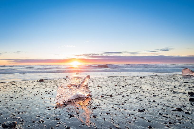 Morceau de glace en forme de diamant sur la plage de Diamond Beach, Islande par Wendy van Kuler Fotografie