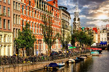 Hausfassaden und Strasse mit Kirchturm an einem Kanal Gracht in Amsterdam Niederlande