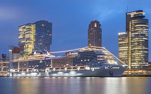 Het Cruiseschip MSC Grandiosa aan de Cruise Terminal in Rotterdam van MS Fotografie | Marc van der Stelt