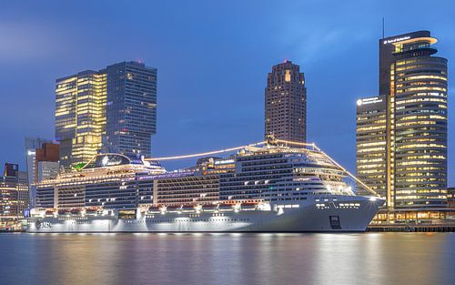 Het Cruiseschip MSC Grandiosa aan de Cruise Terminal in Rotterdam