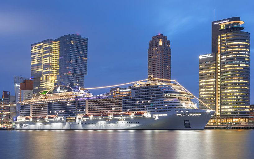 Het Cruiseschip MSC Grandiosa aan de Cruise Terminal in Rotterdam van MS Fotografie | Marc van der Stelt