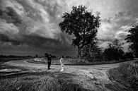 surrealistische zwart-wit-foto op een landweg van Jacques Jullens thumbnail
