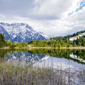 Le lac paisible de Luttensee près de Mittenwald, entouré d'une nature alpine et d'un paysage montagneux tranquille. sur Miriam Schwarzfischer Fotografie