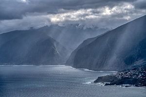De kustlijn van Madeira. by Peter Korevaar