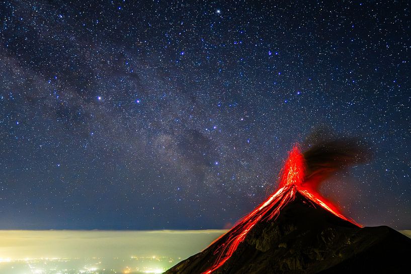 Breathtaking volcanic eruption under the Milky Way by HV Fotografie